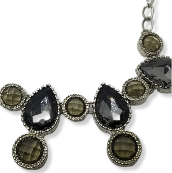 VINTAGE SILVERTONE WITH BLUE/GREY & GREENISH AUSTRIAN CRYSTAL STATEMENT NECKLACE - Picture 5 of 7